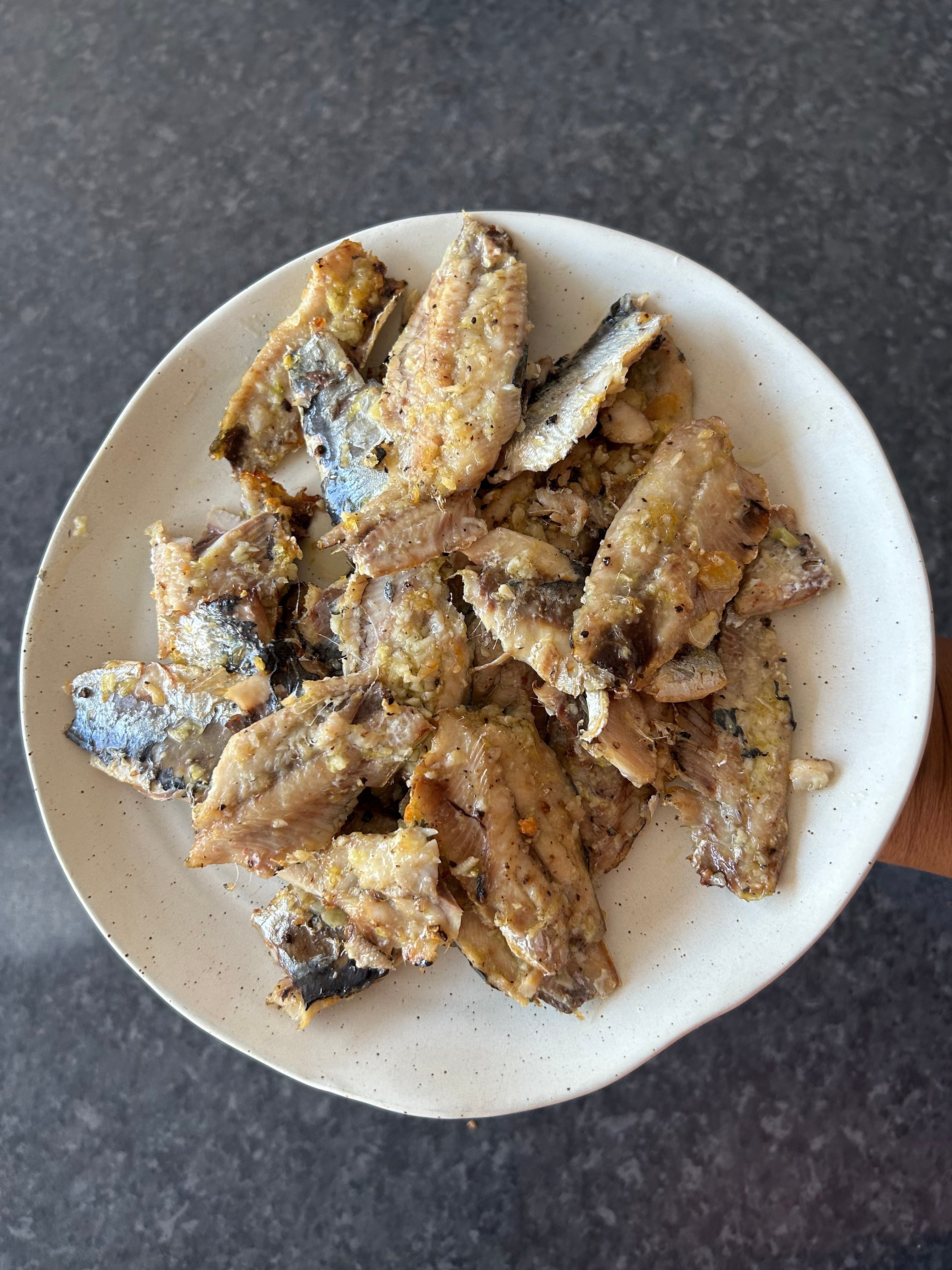 Crispy Mediterranean-style sardines with lemon and garlic.