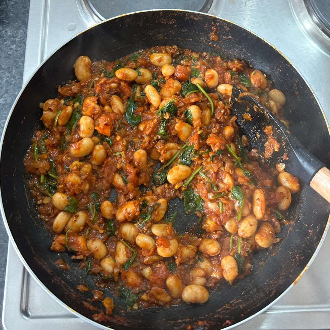 Hearty tomato and white bean ragù 